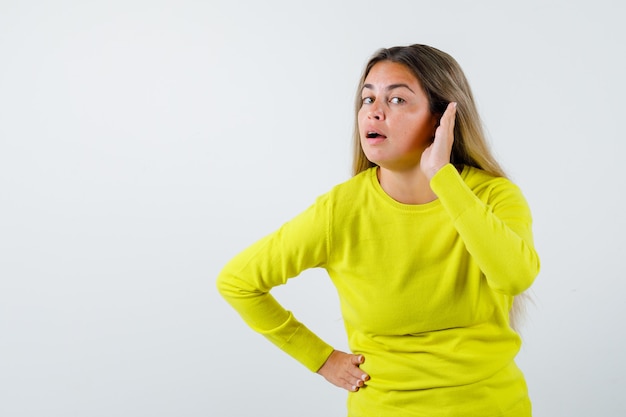 Chica joven expresiva posando en el estudio