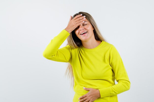 Chica joven expresiva posando en el estudio