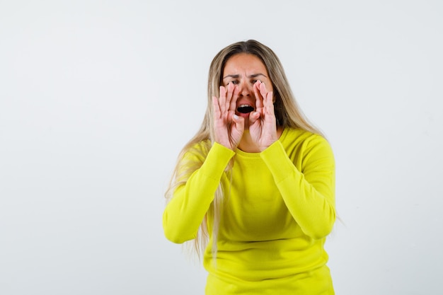 Chica joven expresiva posando en el estudio