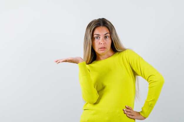 Chica joven expresiva posando en el estudio