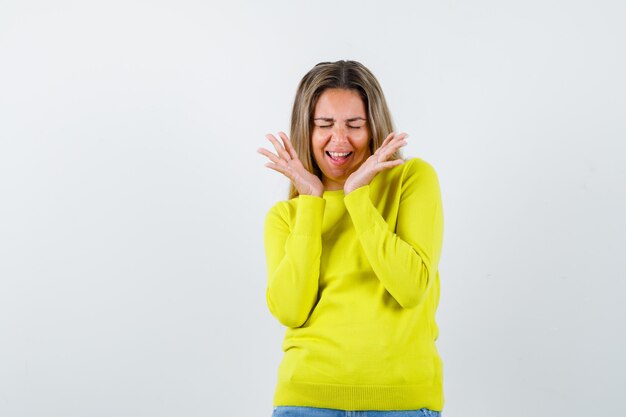 Chica joven expresiva posando en el estudio