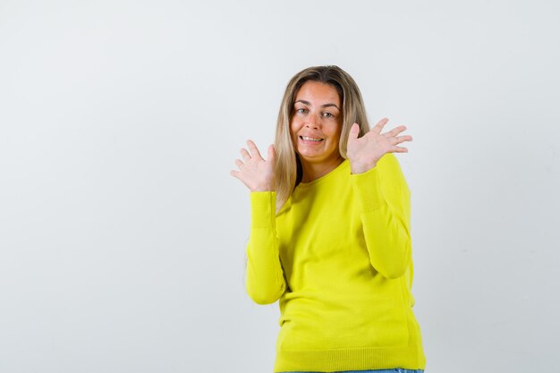 Chica joven expresiva posando en el estudio