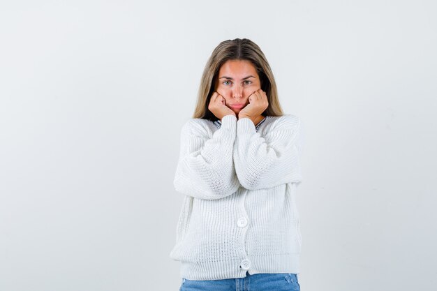 Chica joven expresiva posando en el estudio