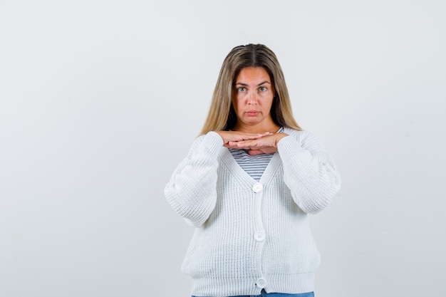 Chica joven expresiva posando en el estudio