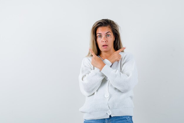 Chica joven expresiva posando en el estudio