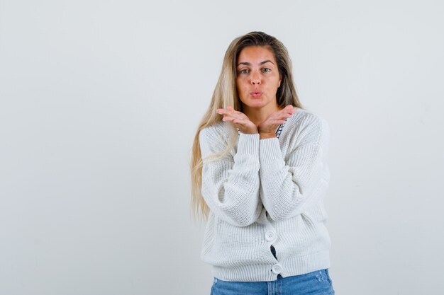 Chica joven expresiva posando en el estudio