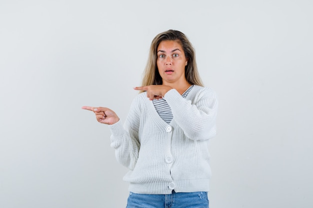 Chica joven expresiva posando en el estudio