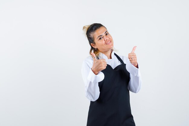 Chica joven expresiva posando en el estudio