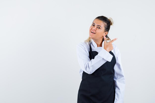 Chica joven expresiva posando en el estudio