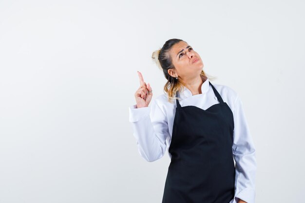 Chica joven expresiva posando en el estudio