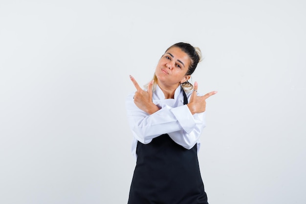 Chica joven expresiva posando en el estudio