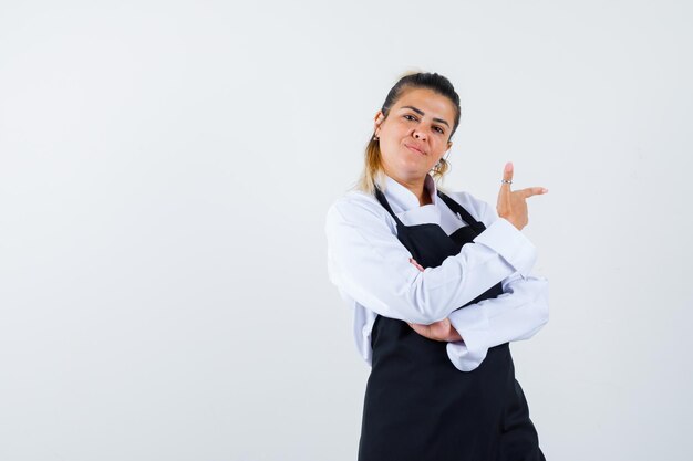 Chica joven expresiva posando en el estudio