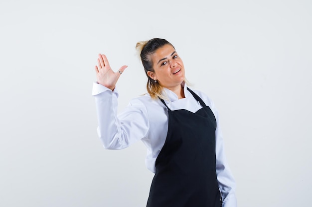 Chica joven expresiva posando en el estudio