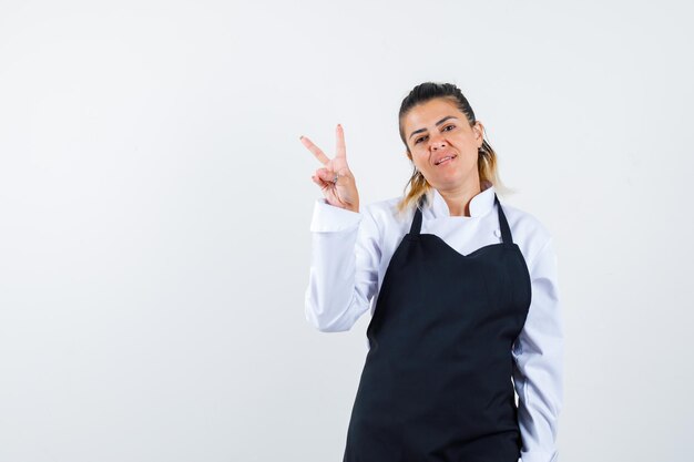 Chica joven expresiva posando en el estudio