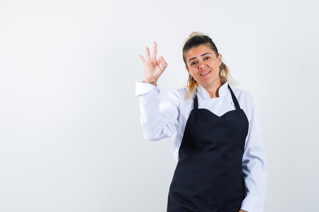 Chica joven expresiva posando en el estudio