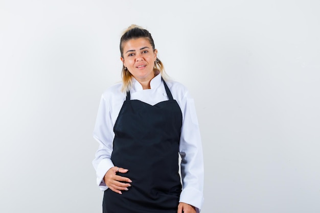 Chica joven expresiva posando en el estudio