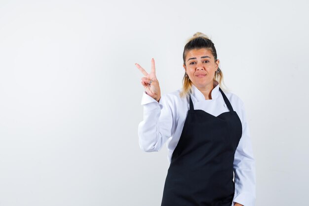 Chica joven expresiva posando en el estudio