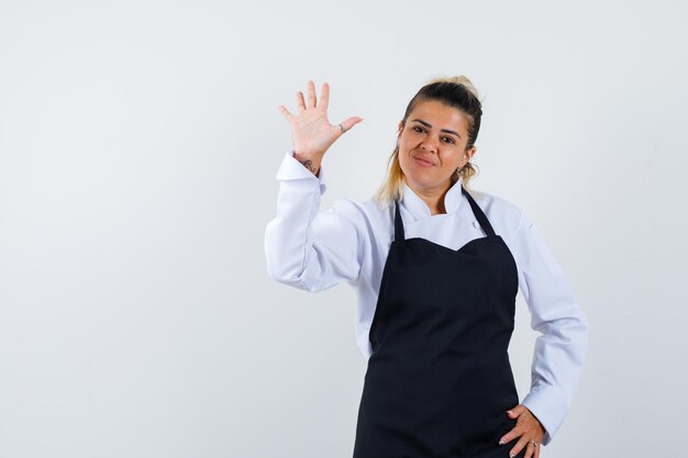 Chica joven expresiva posando en el estudio