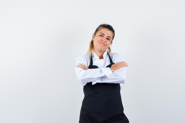 Foto gratuita chica joven expresiva posando en el estudio