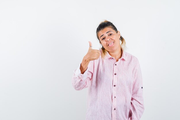 Chica joven expresiva posando en el estudio