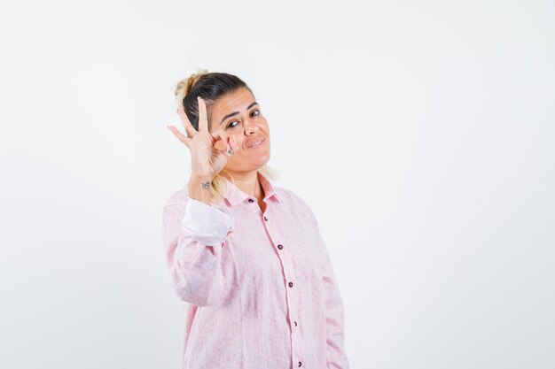 Chica joven expresiva posando en el estudio