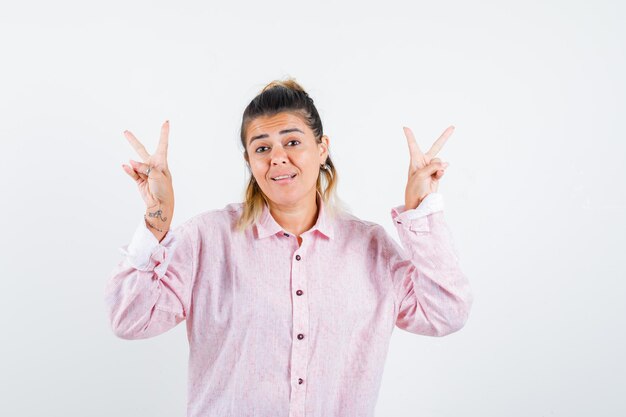 Chica joven expresiva posando en el estudio