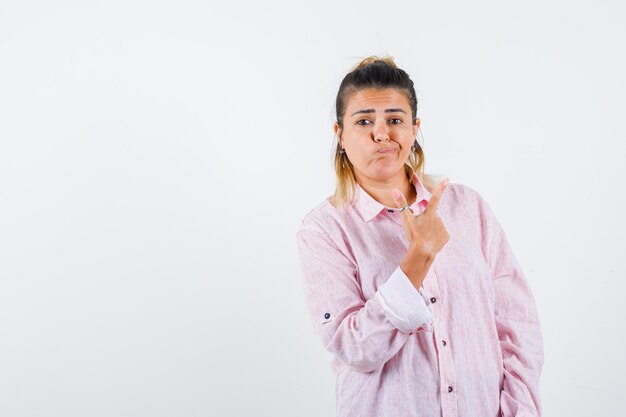 Chica joven expresiva posando en el estudio