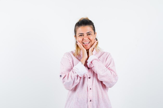 Chica joven expresiva posando en el estudio