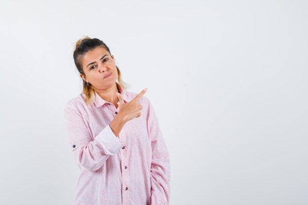 Chica joven expresiva posando en el estudio