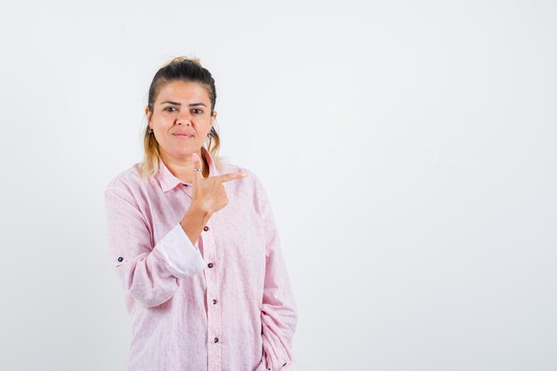 Chica joven expresiva posando en el estudio