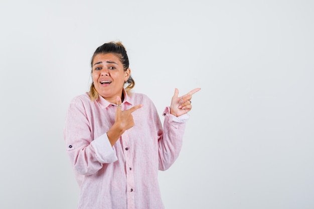 Chica joven expresiva posando en el estudio