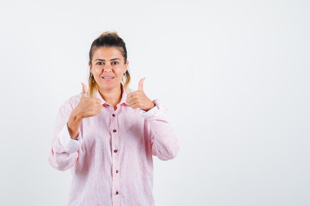 Chica joven expresiva posando en el estudio