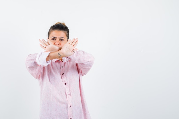 Chica joven expresiva posando en el estudio