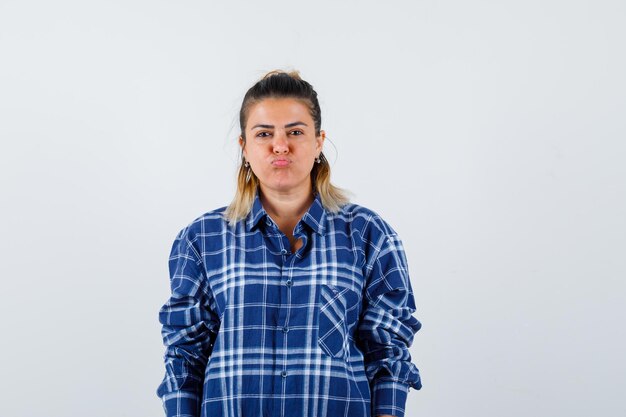 Chica joven expresiva posando en el estudio
