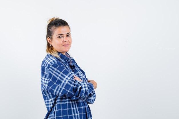 Chica joven expresiva posando en el estudio