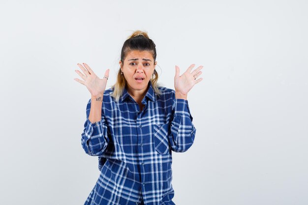 Chica joven expresiva posando en el estudio