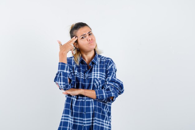 Chica joven expresiva posando en el estudio