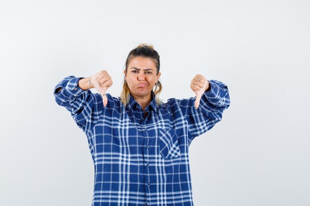 Chica joven expresiva posando en el estudio