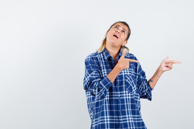 Chica joven expresiva posando en el estudio