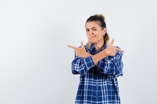 Chica joven expresiva posando en el estudio