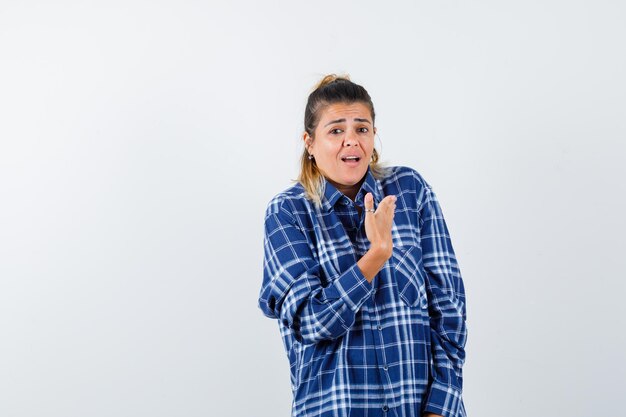 Chica joven expresiva posando en el estudio