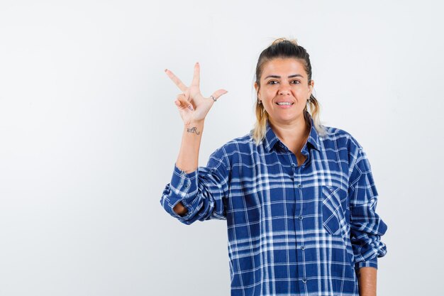 Foto gratuita chica joven expresiva posando en el estudio