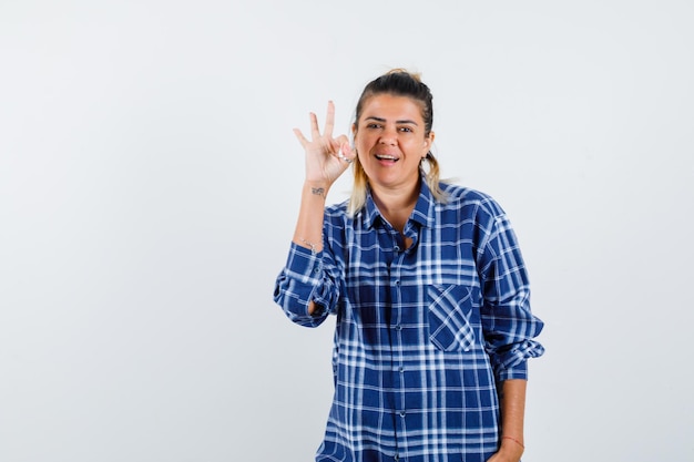 Chica joven expresiva posando en el estudio