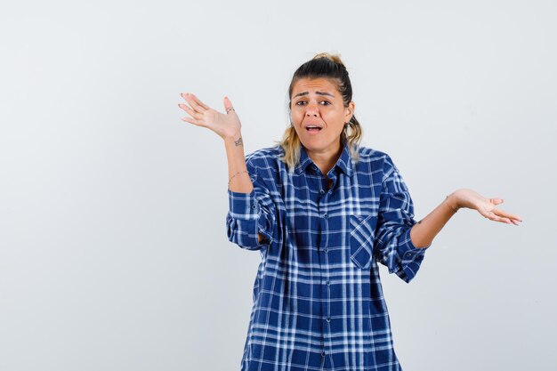 Chica joven expresiva posando en el estudio