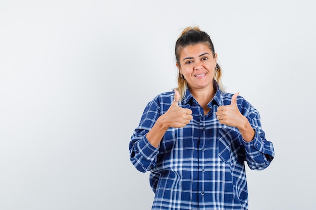 Foto gratuita chica joven expresiva posando en el estudio