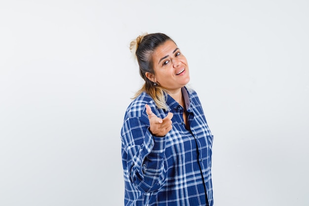 Chica joven expresiva posando en el estudio