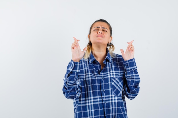 Foto gratuita chica joven expresiva posando en el estudio