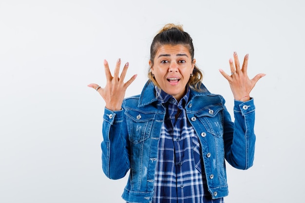 Chica joven expresiva posando en el estudio