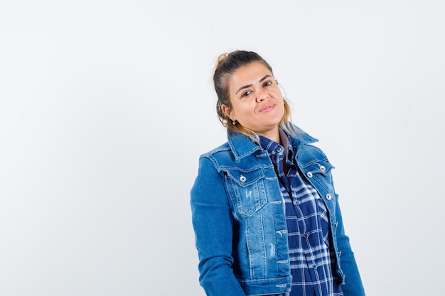 Chica joven expresiva posando en el estudio