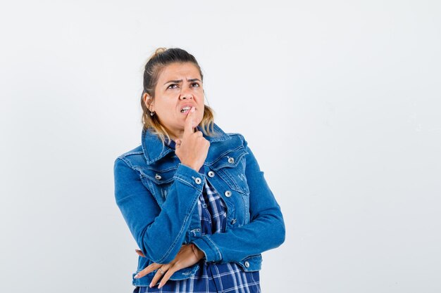 Chica joven expresiva posando en el estudio